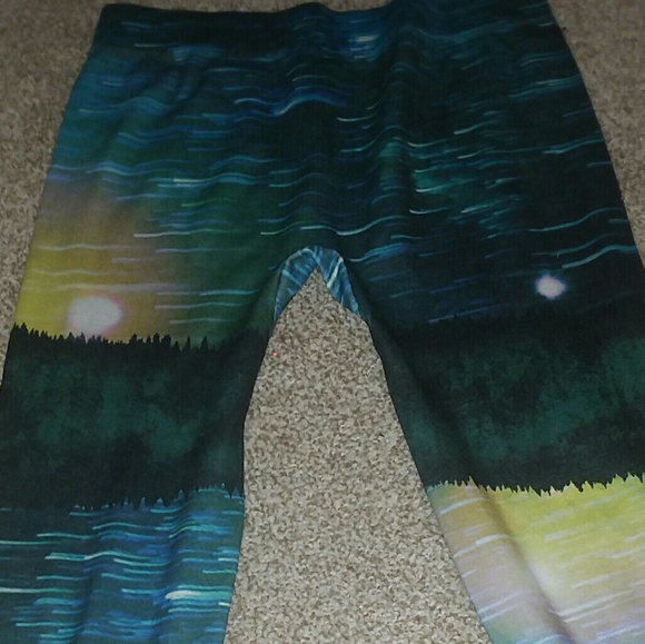 6 tops and a pair of leggings med.to L - Picture 3 of 6